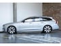 Volvo V90 T6 Automaat Plug-in hybrid AWD Ultra Dark | Adaptive cruise control | 360° parkeercamera | Parkeersensoren voor + achter | Harman Kardon premium audio | Lederen bekleding | Panoramadak | Wegklapbare trekhaak | BLIS | Google infotainment