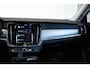Volvo V90 T6 Automaat Plug-in hybrid AWD Ultra Dark | Adaptive cruise control | 360° parkeercamera | Parkeersensoren voor + achter | Harman Kardon premium audio | Lederen bekleding | Panoramadak | Wegklapbare trekhaak | BLIS | Google infotainment