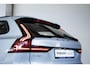 Volvo V90 T6 Automaat Plug-in hybrid AWD Ultra Dark | Adaptive cruise control | 360° parkeercamera | Parkeersensoren voor + achter | Harman Kardon premium audio | Lederen bekleding | Panoramadak | Wegklapbare trekhaak | BLIS | Google infotainment