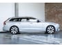 Volvo V90 T6 Automaat Plug-in hybrid AWD Ultra Dark | Adaptive cruise control | 360° parkeercamera | Parkeersensoren voor + achter | Harman Kardon premium audio | Lederen bekleding | Panoramadak | Wegklapbare trekhaak | BLIS | Google infotainment