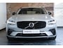 Volvo V90 T6 Automaat Plug-in hybrid AWD Ultra Dark | Adaptive cruise control | 360° parkeercamera | Parkeersensoren voor + achter | Harman Kardon premium audio | Lederen bekleding | Panoramadak | Wegklapbare trekhaak | BLIS | Google infotainment