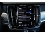 Volvo V90 T6 Automaat Plug-in hybrid AWD Ultra Dark | Adaptive cruise control | 360° parkeercamera | Parkeersensoren voor + achter | Harman Kardon premium audio | Lederen bekleding | Panoramadak | Wegklapbare trekhaak | BLIS | Google infotainment