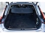 Volvo V90 T6 Automaat Plug-in hybrid AWD Ultra Dark | Adaptive cruise control | 360° parkeercamera | Parkeersensoren voor + achter | Harman Kardon premium audio | Lederen bekleding | Panoramadak | Wegklapbare trekhaak | BLIS | Google infotainment