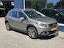 Peugeot 2008 1.2 Turbo 110 PK Allure | Volledig dealer onderhouden | Navigatie | Trekhaak 1250 KG | Hoge Zitpositie | Parkeersensoren | Climate Control | Cruise Control | 16" Lichtmetalen Velgen | Dakrails |