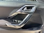 Peugeot 2008 1.2 Turbo 110 PK Allure | Volledig dealer onderhouden | Navigatie | Trekhaak 1250 KG | Hoge Zitpositie | Parkeersensoren | Climate Control | Cruise Control | 16" Lichtmetalen Velgen | Dakrails |