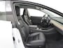 Tesla Model 3 RWD SR+ 60kWh 325PK Lmv 18" AutoPilot Leder PanoDak Adaptive-Cruise Lmv Camera's Elektr.-Stuur+Stoelen+Spiegels+Geheugen+Easy-Entry+Verwarmde stoelen Park assistent PDC WIFI Lane-Assist Speed-Assist Navi LED Comfortstoelen ACC DAB Keyless en Voorverwarmen interieur via App One-Pedal-Drive Origineel Nederlandse auto tot 11kw laden thuis! Garantie Accu tot 10-12-2027 max 160.000km 1.584kg licht!