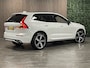 Volvo XC60 T6 AWD Recharge R-Design | Harman Kardon | Adaptieve Cruise Control | Crystal White | 21 Inch | Standkachel met Volvo On Call App | Stoelverwarming voor+achter | Stuurwielverwarming | Full LED Meesturende koplampen | Pilot Assist | BLIS Dode Hoek Detectie