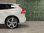 Volvo XC60 T6 AWD Recharge R-Design | Harman Kardon | Adaptieve Cruise Control | Crystal White | 21 Inch | Standkachel met Volvo On Call App | Stoelverwarming voor+achter | Stuurwielverwarming | Full LED Meesturende koplampen | Pilot Assist | BLIS Dode Hoek Detectie