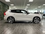 Volvo XC60 T6 AWD Recharge R-Design | Harman Kardon | Adaptieve Cruise Control | Crystal White | 21 Inch | Standkachel met Volvo On Call App | Stoelverwarming voor+achter | Stuurwielverwarming | Full LED Meesturende koplampen | Pilot Assist | BLIS Dode Hoek Detectie