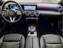 Mercedes-Benz A-klasse 180 Sport Automaat (SCHUIFDAK, GROOT NAVI, SFEERVERLICHTING, DIAMOND GRILL, CAMERA, STOELVERWARMING, LEDEREN SPORTSTOELEN, WIDESCREEN, CRUISE, NIEUWE APK, NIEUWSTAAT)