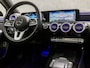 Mercedes-Benz A-klasse 180 Sport Automaat (SCHUIFDAK, GROOT NAVI, SFEERVERLICHTING, DIAMOND GRILL, CAMERA, STOELVERWARMING, LEDEREN SPORTSTOELEN, WIDESCREEN, CRUISE, NIEUWE APK, NIEUWSTAAT)