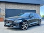 Volvo V60 2.0 T8 Recharge AWD *R-Design* 1e Eigenaar / Black Edition / Harman Kardon / Adaptive Cruise / Leder / Camera / Trekhaak / 19"LMV
