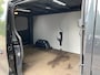 Renault Trafic 2.0 dCi 150 T30 L2H1 Comfort AUTOMAAT NIEUW MODEL MARGE AUTO GEEN BTW VERSCHULDIGD Airco/Park.Sensoren/Cruise Contr.ELektr. vew.+verst.b. Buitenspiegels/Radio met DAB/Led Dagrijverl./Dubb. pass.bank/Hoogte verst.bare stoel/Schuifdeur rechts/Multifunct. verst.b. Stuur/Mistla