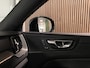 Volvo XC60 T6 AWD Recharge R-Design | Head-Up Display | Stoelverwarming voor+achter | Stuurwielverwarming | Parkeercamera | BLIS Dode Hoek Detectie | Elektrische voorstoelen geheugen | Contour stoelen | Zitting verlenging voorstoelen | Schuifdak | 19 Inch | Keyless