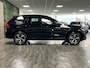 Volvo XC60 T6 AWD Recharge R-Design | Head-Up Display | Stoelverwarming voor+achter | Stuurwielverwarming | Parkeercamera | BLIS Dode Hoek Detectie | Elektrische voorstoelen geheugen | Contour stoelen | Zitting verlenging voorstoelen | Schuifdak | 19 Inch | Keyless