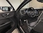 Volvo XC60 T6 AWD Recharge R-Design | Head-Up Display | Stoelverwarming voor+achter | Stuurwielverwarming | Parkeercamera | BLIS Dode Hoek Detectie | Elektrische voorstoelen geheugen | Contour stoelen | Zitting verlenging voorstoelen | Schuifdak | 19 Inch | Keyless