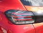 Peugeot 208 Hybrid 100PK e-DCS6 Allure | AUTOMAAT | Navigatie | Parkeersensoren | LED | Lederen Stuurwiel | Climate Control | Cruise Control | 16" LMV | Apple Carplay/Android Auto | Privacy Glass |