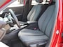 Peugeot 208 Hybrid 100PK e-DCS6 Allure | AUTOMAAT | Navigatie | Parkeersensoren | LED | Lederen Stuurwiel | Climate Control | Cruise Control | 16" LMV | Apple Carplay/Android Auto | Privacy Glass |