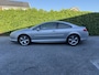 Peugeot 407 Coupé 2.7 HDiF Féline Automaat | Leer | Xenon | Navi | Autom. Airco | Cruise Control | PDC | LMV | JBL Sound | APK tot 31-10-2025!