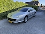 Peugeot 407 Coupé 2.7 HDiF Féline Automaat | Leer | Xenon | Navi | Autom. Airco | Cruise Control | PDC | LMV | JBL Sound | APK tot 31-10-2025!