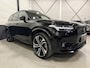 Volvo XC90 T8 Recharge AWD R-Design Long Range 455PK PANO/LUCHTVERING/TREKHAAK/HEAD-UP/360CAMERA/H&K/ACC/PILOT-ASSIST/KEYLESS/22"LMV/R-DESIGN EDITION PLUS DARK/BLACK ALL BLACK