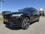 Volvo XC90 T8 Recharge AWD R-Design Long Range 455PK PANO/LUCHTVERING/TREKHAAK/HEAD-UP/360CAMERA/H&K/ACC/PILOT-ASSIST/KEYLESS/22"LMV/R-DESIGN EDITION PLUS DARK/BLACK ALL BLACK