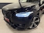 Volvo XC90 T8 Recharge AWD R-Design Long Range 455PK PANO/LUCHTVERING/TREKHAAK/HEAD-UP/360CAMERA/H&K/ACC/PILOT-ASSIST/KEYLESS/22"LMV/R-DESIGN EDITION PLUS DARK/BLACK ALL BLACK