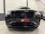 Volvo XC90 T8 Recharge AWD R-Design Long Range 455PK PANO/LUCHTVERING/TREKHAAK/HEAD-UP/360CAMERA/H&K/ACC/PILOT-ASSIST/KEYLESS/22"LMV/R-DESIGN EDITION PLUS DARK/BLACK ALL BLACK