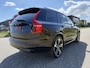 Volvo XC90 T8 Recharge AWD R-Design Long Range 455PK PANO/LUCHTVERING/TREKHAAK/HEAD-UP/360CAMERA/H&K/ACC/PILOT-ASSIST/KEYLESS/22"LMV/R-DESIGN EDITION PLUS DARK/BLACK ALL BLACK