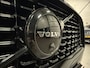 Volvo XC90 T8 Recharge AWD R-Design Long Range 455PK PANO/LUCHTVERING/TREKHAAK/HEAD-UP/360CAMERA/H&K/ACC/PILOT-ASSIST/KEYLESS/22"LMV/R-DESIGN EDITION PLUS DARK/BLACK ALL BLACK