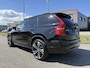 Volvo XC90 T8 Recharge AWD R-Design Long Range 455PK PANO/LUCHTVERING/TREKHAAK/HEAD-UP/360CAMERA/H&K/ACC/PILOT-ASSIST/KEYLESS/22"LMV/R-DESIGN EDITION PLUS DARK/BLACK ALL BLACK