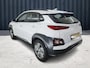 Hyundai Kona Electric EV Comfort 64 kWh (204 PK) 1e-Eig. & Dealer-Onderh. BOVAG-Garantie. NL-Auto. Warmtepomp, Navigatie/Apple-Carplay/Android-Auto, Adaptive-Cruisecontrol, Keyless-Entry/Start, Parkeersensoren, Achteruitrijcamera, DAB, Lm-Velgen-17Inch, Privacy-Glas