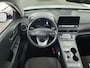 Hyundai Kona Electric EV Comfort 64 kWh (204 PK) 1e-Eig. & Dealer-Onderh. BOVAG-Garantie. NL-Auto. Warmtepomp, Navigatie/Apple-Carplay/Android-Auto, Adaptive-Cruisecontrol, Keyless-Entry/Start, Parkeersensoren, Achteruitrijcamera, DAB, Lm-Velgen-17Inch, Privacy-Glas