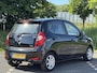 Hyundai i10 1.0 i-Drive Cool | Lichtmetale velgen 14'' Elektrische ramen voor | Trekhaak met afneembare kogel | All season banden | USB aansluiting | Airco | Dakspoiler | Stootstrips | Uitlaatsierstuk |