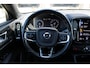 Volvo XC40 B4 Automaat R-Design | Verwarmbare Voorstoelen | Harman Kardon Premium Audio | Verwarmbare Voorruit | Getint Glas Achter | Achteruitrijcamera | Dodehoekdetectie Met Correctie | Adaptieve Cruise Control | Sportonderstel | Electronic Climate Control | Navigatiesysteem | Rijstrooksensor Met Correctie | LED Koplampen | Parkeersensoren | Apple Carplay/Android Auto