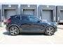 Volvo XC40 B4 Automaat R-Design | Verwarmbare Voorstoelen | Harman Kardon Premium Audio | Verwarmbare Voorruit | Getint Glas Achter | Achteruitrijcamera | Dodehoekdetectie Met Correctie | Adaptieve Cruise Control | Sportonderstel | Electronic Climate Control | Navigatiesysteem | Rijstrooksensor Met Correctie | LED Koplampen | Parkeersensoren | Apple Carplay/Android Auto