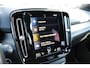 Volvo XC40 B4 Automaat R-Design | Verwarmbare Voorstoelen | Harman Kardon Premium Audio | Verwarmbare Voorruit | Getint Glas Achter | Achteruitrijcamera | Dodehoekdetectie Met Correctie | Adaptieve Cruise Control | Sportonderstel | Electronic Climate Control | Navigatiesysteem | Rijstrooksensor Met Correctie | LED Koplampen | Parkeersensoren | Apple Carplay/Android Auto