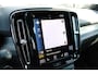 Volvo XC40 B4 Automaat R-Design | Verwarmbare Voorstoelen | Harman Kardon Premium Audio | Verwarmbare Voorruit | Getint Glas Achter | Achteruitrijcamera | Dodehoekdetectie Met Correctie | Adaptieve Cruise Control | Sportonderstel | Electronic Climate Control | Navigatiesysteem | Rijstrooksensor Met Correctie | LED Koplampen | Parkeersensoren | Apple Carplay/Android Auto