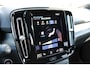 Volvo XC40 B4 Automaat R-Design | Verwarmbare Voorstoelen | Harman Kardon Premium Audio | Verwarmbare Voorruit | Getint Glas Achter | Achteruitrijcamera | Dodehoekdetectie Met Correctie | Adaptieve Cruise Control | Sportonderstel | Electronic Climate Control | Navigatiesysteem | Rijstrooksensor Met Correctie | LED Koplampen | Parkeersensoren | Apple Carplay/Android Auto