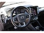 Volvo XC40 B4 Automaat R-Design | Verwarmbare Voorstoelen | Harman Kardon Premium Audio | Verwarmbare Voorruit | Getint Glas Achter | Achteruitrijcamera | Dodehoekdetectie Met Correctie | Adaptieve Cruise Control | Sportonderstel | Electronic Climate Control | Navigatiesysteem | Rijstrooksensor Met Correctie | LED Koplampen | Parkeersensoren | Apple Carplay/Android Auto