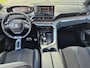 Peugeot 5008 1.2 Hybrid GT | 7-Zits | Automaat | Panoramisch Schuifdak | Black Pack | Focal Sound | Keyless Achterklep | Navigatie | Zeer Complete en Stoere Peugeot 5008 !! Draadloze Telefoonlader | Full LED | Stoelverwarming |