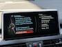 BMW 2-Serie Active Tourer BWJ 2015 218i Luxury Line M AFN. TREKHAAK / PANORAMA / LEDER / ELEK. ACHTERKLEP / HEAD UP DIS. / STOELVERW. / NAVI / CRUISE / BLUETOOTH / 18 INCH LMV / MULTIFUNCT. STUUR