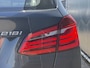 BMW 2-Serie Active Tourer BWJ 2015 218i Luxury Line M AFN. TREKHAAK / PANORAMA / LEDER / ELEK. ACHTERKLEP / HEAD UP DIS. / STOELVERW. / NAVI / CRUISE / BLUETOOTH / 18 INCH LMV / MULTIFUNCT. STUUR