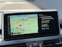 BMW 2-Serie Active Tourer BWJ 2015 218i Luxury Line M AFN. TREKHAAK / PANORAMA / LEDER / ELEK. ACHTERKLEP / HEAD UP DIS. / STOELVERW. / NAVI / CRUISE / BLUETOOTH / 18 INCH LMV / MULTIFUNCT. STUUR
