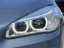 BMW 2-Serie Active Tourer BWJ 2015 218i Luxury Line M AFN. TREKHAAK / PANORAMA / LEDER / ELEK. ACHTERKLEP / HEAD UP DIS. / STOELVERW. / NAVI / CRUISE / BLUETOOTH / 18 INCH LMV / MULTIFUNCT. STUUR