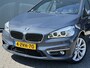 BMW 2-Serie Active Tourer BWJ 2015 218i Luxury Line M AFN. TREKHAAK / PANORAMA / LEDER / ELEK. ACHTERKLEP / HEAD UP DIS. / STOELVERW. / NAVI / CRUISE / BLUETOOTH / 18 INCH LMV / MULTIFUNCT. STUUR