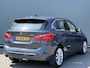 BMW 2-Serie Active Tourer BWJ 2015 218i Luxury Line M AFN. TREKHAAK / PANORAMA / LEDER / ELEK. ACHTERKLEP / HEAD UP DIS. / STOELVERW. / NAVI / CRUISE / BLUETOOTH / 18 INCH LMV / MULTIFUNCT. STUUR