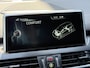 BMW 2-Serie Active Tourer BWJ 2015 218i Luxury Line M AFN. TREKHAAK / PANORAMA / LEDER / ELEK. ACHTERKLEP / HEAD UP DIS. / STOELVERW. / NAVI / CRUISE / BLUETOOTH / 18 INCH LMV / MULTIFUNCT. STUUR