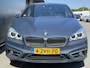 BMW 2-Serie Active Tourer BWJ 2015 218i Luxury Line M AFN. TREKHAAK / PANORAMA / LEDER / ELEK. ACHTERKLEP / HEAD UP DIS. / STOELVERW. / NAVI / CRUISE / BLUETOOTH / 18 INCH LMV / MULTIFUNCT. STUUR