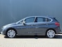 BMW 2-Serie Active Tourer BWJ 2015 218i Luxury Line M AFN. TREKHAAK / PANORAMA / LEDER / ELEK. ACHTERKLEP / HEAD UP DIS. / STOELVERW. / NAVI / CRUISE / BLUETOOTH / 18 INCH LMV / MULTIFUNCT. STUUR